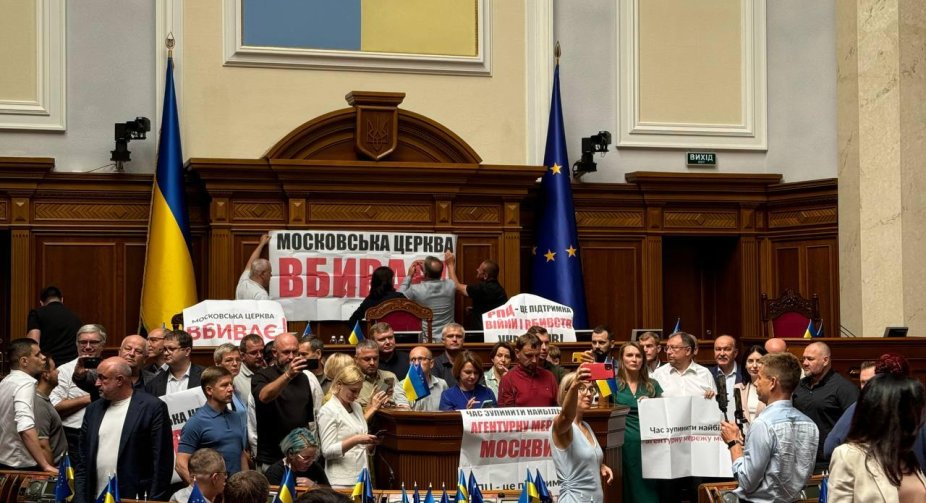 Нардепи заблокували трибуну Ради: вимагають голосування щодо законопроекту про заборону УПЦ