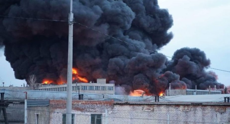 В Єкатеринбурзі палає завод з виробництва ракетної електроніки: площа пожежі досягла 1000 м²