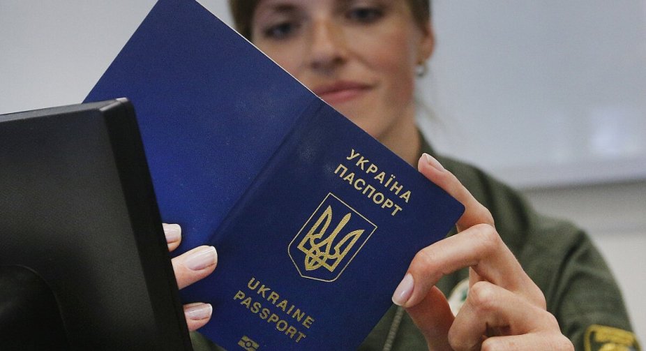 Виїзд за кордон з 17 липня: чоловікам від 18 до 60 років потрібен військовий квиток