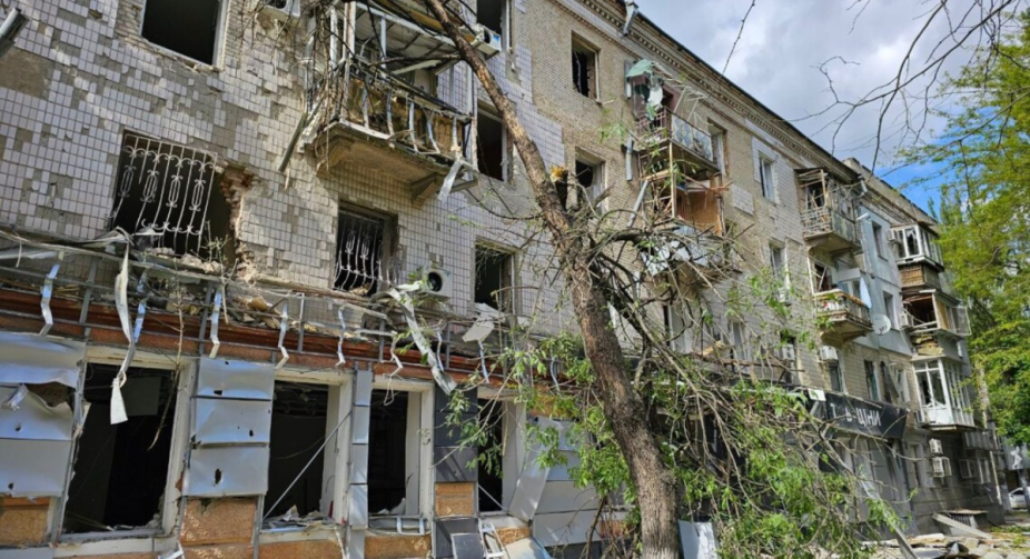 Херсон під обстрілом: російські війська атакували будинок, серед постраждалих підліток