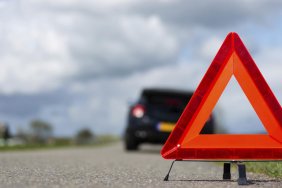 Водій-втікач збив військовослужбовця на узбіччі в Запоріжжі: поліція розшукує автомобіль з пошкодженнями