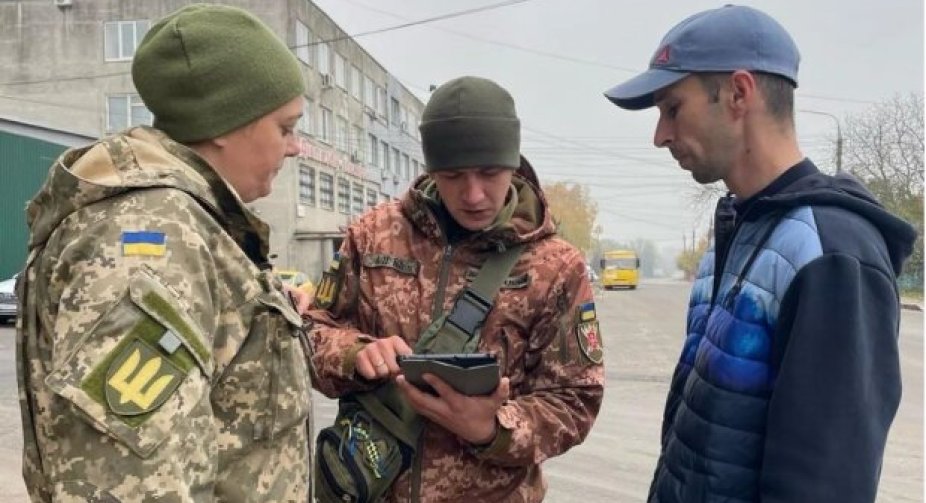 Травма під час втечі: що сталося у Чернівцях з чоловіком з ВЛК