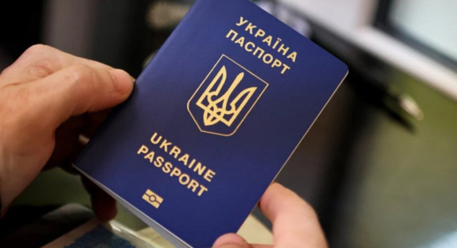 Нові умови для чоловіків за кордоном: паспортний сервіс відновив прийом документів