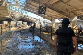 Росіяни скинули авіабомбу на молочний комплекс у Харківській області: підприємство зруйновано, є поранені