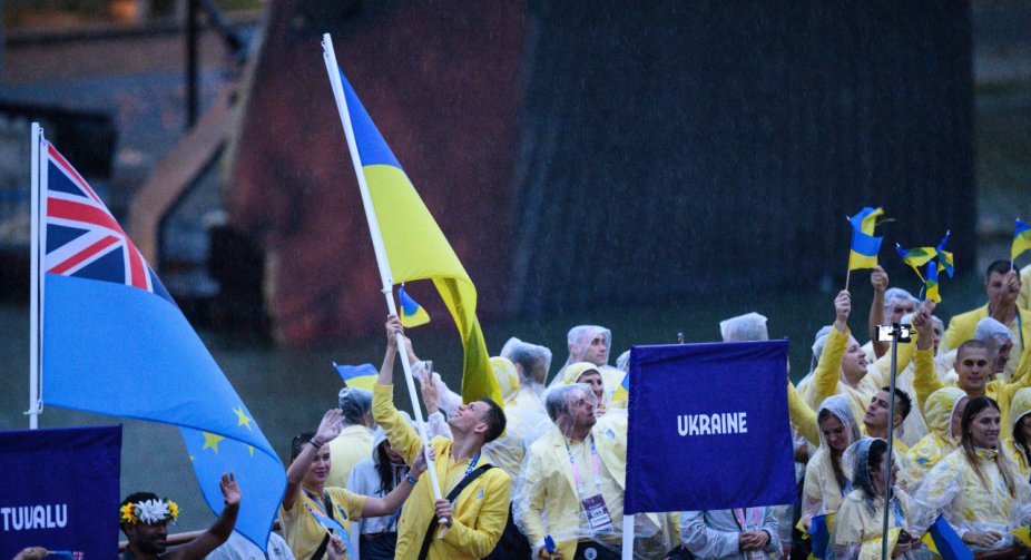 Початок Олімпійських ігор-2024: Париж святкує під дощем і світлом олімпійських вогнів