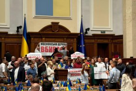 Нардепи заблокували трибуну Ради: вимагають голосування щодо законопроекту про заборону УПЦ