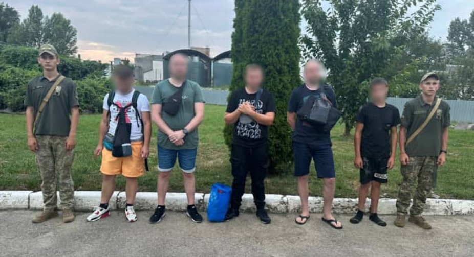Чотири особи та підліток: прикордонники затримали групу, що намагалася переплисти Тису
