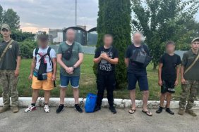 Чотири особи та підліток: прикордонники затримали групу, що намагалася переплисти Тису