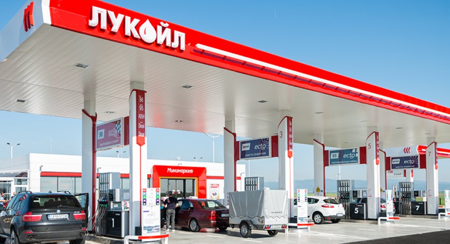 Україна заблокувала транзит "Лукойлу" до Словаччини через санкції: що загрожує словацьким НПЗ