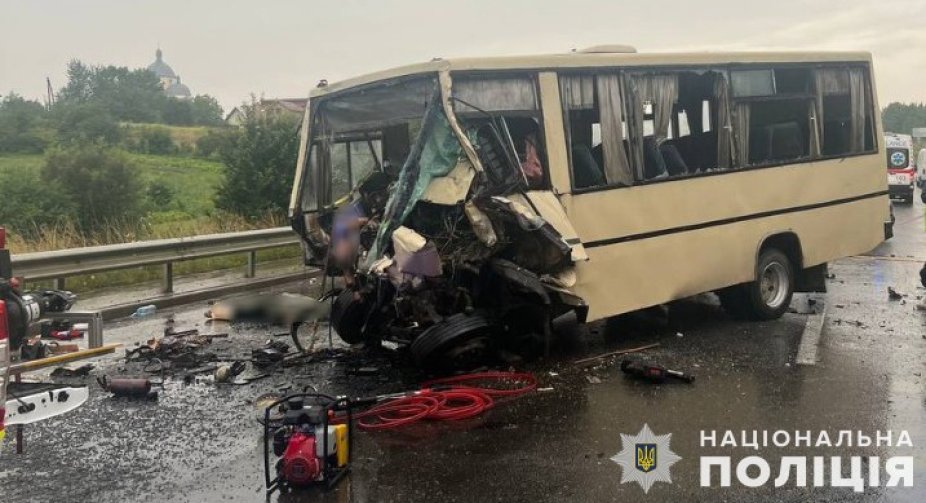 Аварія у Львівській області: 4 загиблих і 7 постраждалих унаслідок зіткнення автобуса та автопоїзда