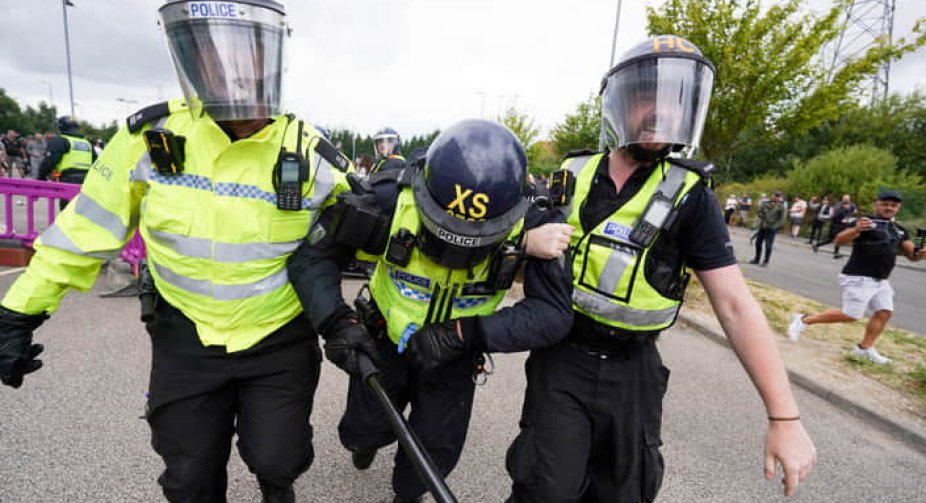 Новий план Великобританії: "Постійна армія" поліцейських для протидії безладам