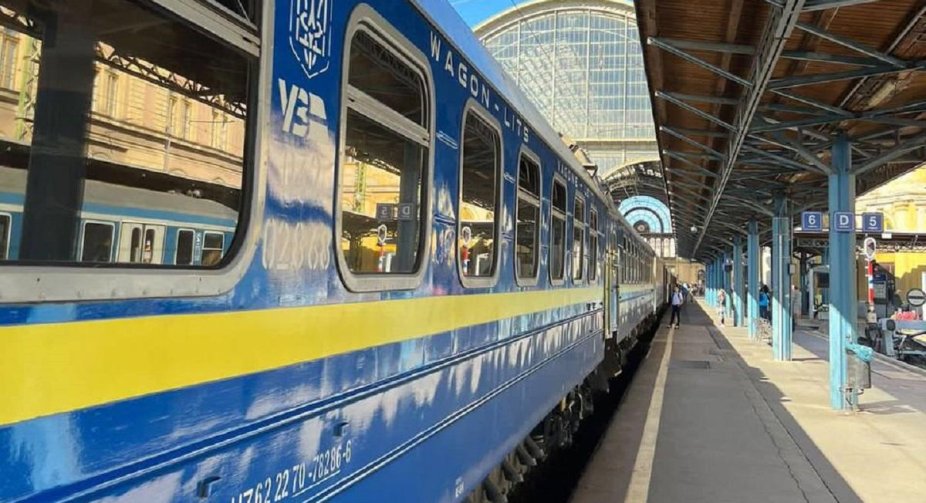 Російські обстріли пошкодили залізничні колії у Полтавській області: поїзди затримані