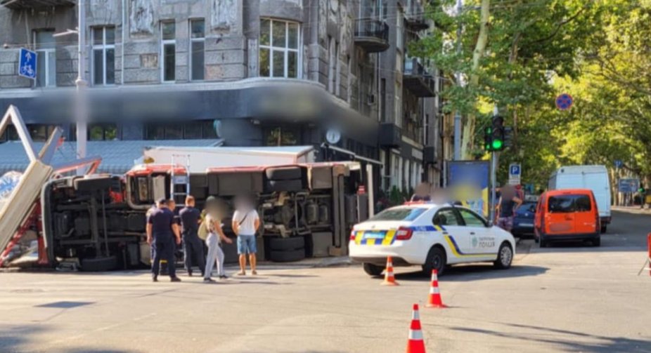 ДТП в Одесі: авто ДСНС зіткнулося з вантажівкою, є постраждалі