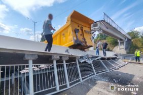 На трасі Київ-Одеса обвалився пішохідний міст просто на проїжджу частину