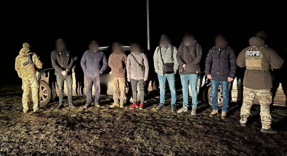 Незаконне переправлення через кордон: двоє іноземців намагались вивезти 16 ухилянтів у рефрижераторі