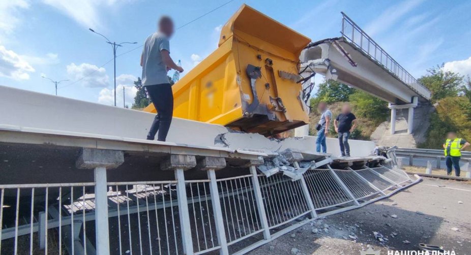 На трасі Київ-Одеса обвалився пішохідний міст просто на проїжджу частину