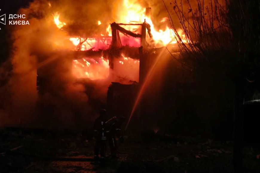 У Києві внаслідок російської атаки пошкоджено десятки будинків, є загиблі та поранені