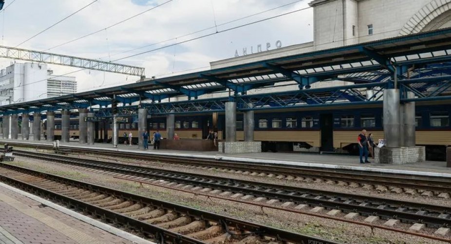 У Дніпрі внаслідок удару російських окупантів по пасажирському потягу загинули 13 людей